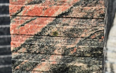 Quellstein Granit Multicolor